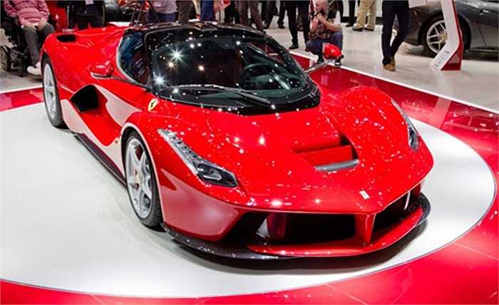  LaFerrari là mẫu siêu xe được mong chờ nhất của hãng xe Italy, là người kế thừa Enzo, F50 và F40. Siêu xe trang bị động cơ 6,3 lít V12 kết hợp với động cơ điện, tương tự như trên McLaren P1. Động cơ V12 của LaFerrari cho công suất 789 mã lực , trong khi công suất tối đa của động cơ điện là 161 mã lực. Cả hai động cơ kết hợp cho tổng công suất 950 mã lực. Hãng xe Italy cho biết, trước thời điểm ra mắt tại triển lãm Geneva 2013, LaFerrari đã nhận được 700 đơn đặt hàng trong khi chỉ sản xuất gi