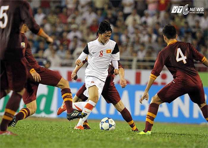 Nhập cuộc đầy tự tin, U19 Việt Nam khiến đối thủ choáng váng bởi lối chơi phối hợp ngắn, nhanh, mạnh.