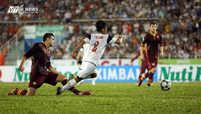 Văn Sơn bị phạm lỗi trong vòng cấm khi nỗ lực theo bóng.