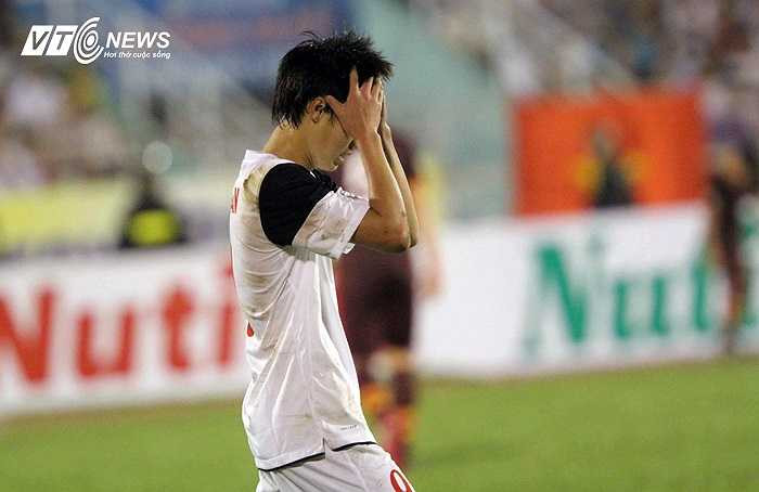 Và từ tình huống bị phạm lỗi trên, Văn Sơn đã có bàn thắng gỡ hòa 1-1 cho U19 Việt Nam từ chấm 11m.