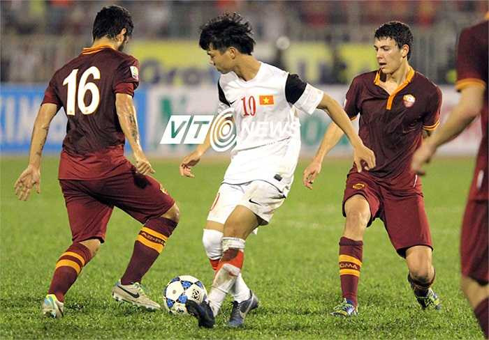 Tiền vệ Tuấn Anh tự tin đi bóng giữa những cầu thủ cao to của U19 AS Roma.