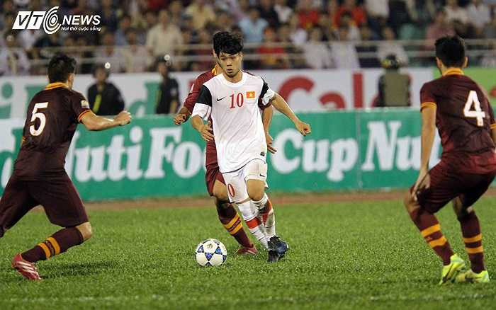 Công Phượng liên tục đột phá khiến hàng thủ đội bóng màu áo bã trầu phải bất ngờ.