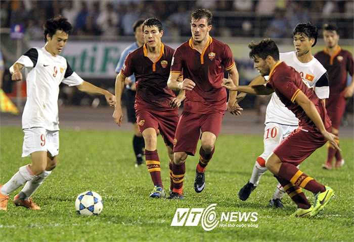 Văn Toàn đi bóng giữa hai cầu thủ đối phương.