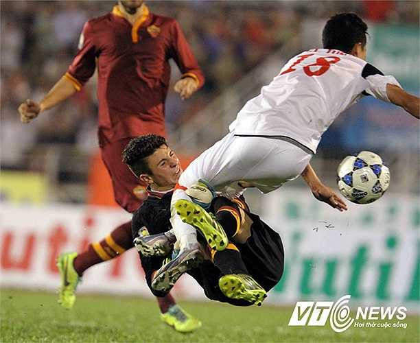 Công Phượng và Văn Toàn phối hợp cùng nhau ngay giữa đám đông cầu thủ AS Roma.