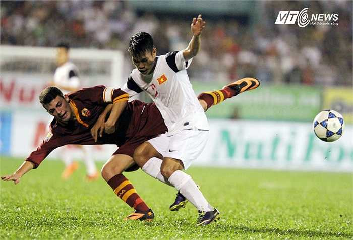 Pha đột nhập bất thành của tiền vệ phải Thanh Tùng.