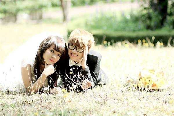 Yunbin sinh năm 1992 đến từ Biên Hòa và Minh Thư sinh năm 1993 quê Vũng Tàu là cặp đồng tính nữ khá nổi trong giới trẻ. Sau hơn hai năm tìm hiểu và yêu nhau, cặp đôi này quyết định thực hiện bộ ảnh cưới lãng mạn tại Đà Lạt.