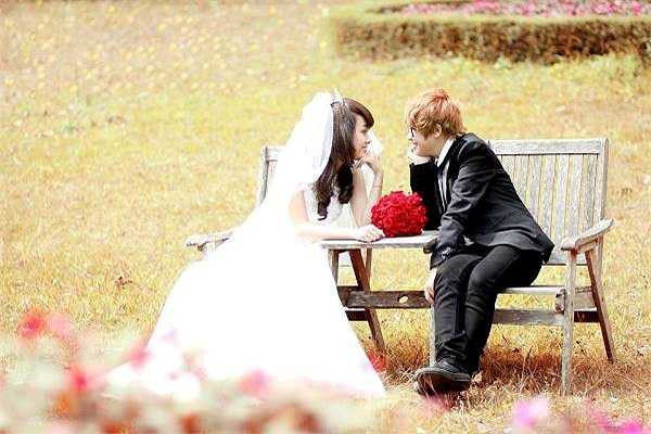 Yunbin bị thu hút bởi đôi mắt u buồn hay nhìn xa xăm của cô bạn cùng lớp, nay là người yêu của mình. 