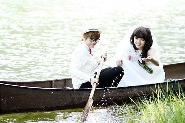 Cả hai chèo thuyền lãng mạn. 