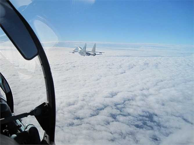 Biên đội Su 30MK2 trên đường bay tuần tiễu biển đảo. Khác với bay huấn luyện, trong những chuyến bay làm nhiệm vụ trinh sát, tuần tiễu, khẳng định chủ quyền, bảo vệ bầu trời, vùng biển, đảo tiền tiêu phía Nam của tổ quốc, Su 30MK2 thường trang bị vũ khí.