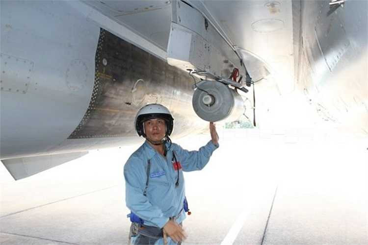 Phi công tiếp nhận máy bay, kiểm tra tình trạng vũ khí. Trong ảnh là đại tá phi công Nguyễn Xuân Tuyến, nguyên trung đoàn trưởng Trung đoàn 935, hiện là Phó sư đoàn trưởng Sư đoàn không quân 370.