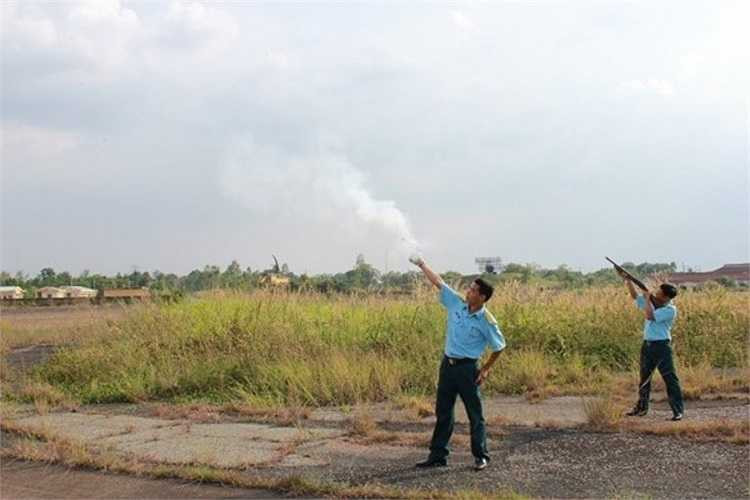 Với vận tốc 2.450km/giờ, hơn hai lần tốc độ âm thanh, vật cản nhỏ như cánh chim cũng có thể đe dọa an toàn bay. Vì vậy trước khi Su 30MK2 xuất kích, khu vực đường băng phải được dọn sạch, trong đó có việc bộ đội nổ súng đuổi chim.