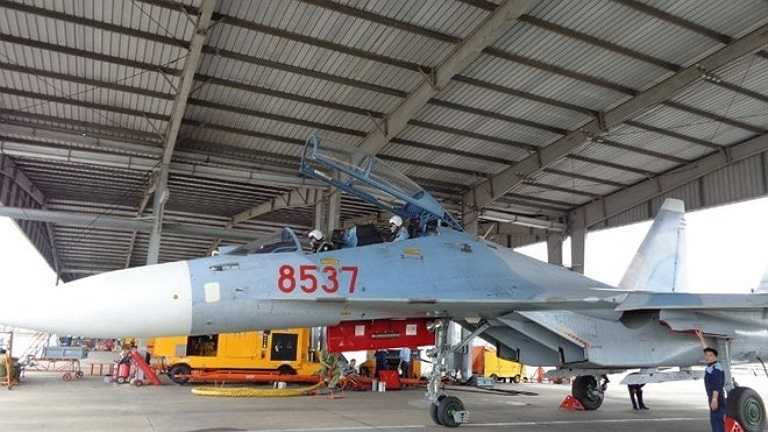 Thượng tá Ngô Quang Hiền (ngồi sau), trung đoàn trưởng Trung đoàn 935 bay trên chiếc Su 30MK2 số hiệu 8537 cùng đồng đội trong một chuyến bay huấn luyện.