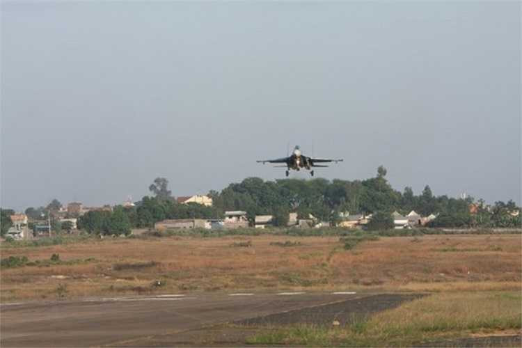 Một chiếc Su 30Mk2 hoàn thành nhiệm vụ bắn, ném trở về, đang hạ độ cao, chuẩn bị hạ cánh. 