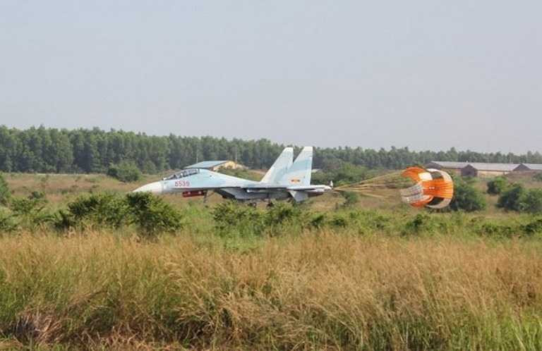Một chiếc Su 30Mk2 hoàn thành nhiệm vụ bắn, ném trở về, đang hạ độ cao, chuẩn bị hạ cánh. 