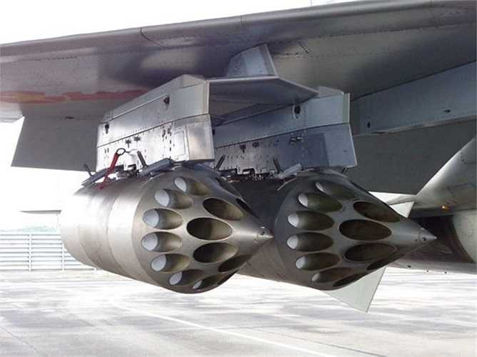 Hai thùng phóng rocket lắp dưới cánh máy bay Su 30MK2. Mỗi bên cánh Su 30MK2 treo hai thùng phóng rocket, mỗi thùng có thể lắp hàng chục quả rocket có sức công phá mạnh. Phi công có thể bắn từng loạt hoặc tất cả vào mục tiêu cùng lúc.