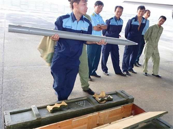 Và rocket dùng trong các nhiệm vụ bắn, ném huấn luyện hoặc diễn tập bắn ném đạn thật hiệp đồng quân binh chủng.