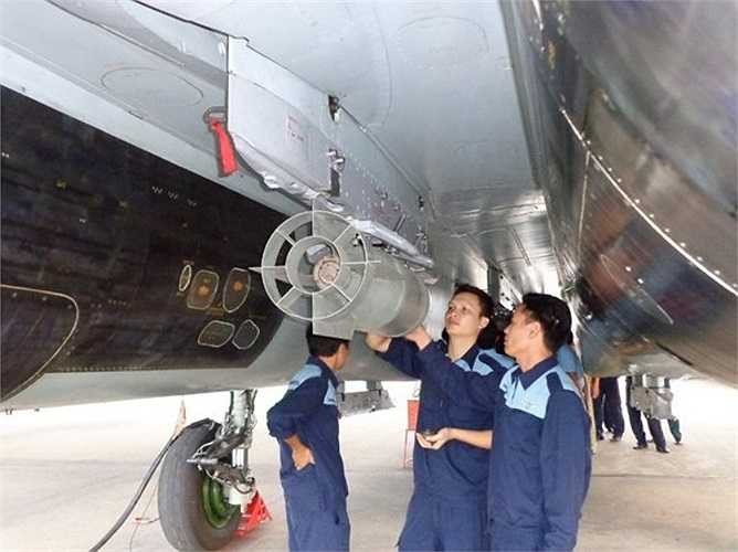 Su 30MK2 là loại máy bay tiêm kích đa năng, tấn công các mục tiêu trên không, trên đất liền và trên biển, do vậy có thể treo lắp nhiều loại vũ khi khác nhau. Nhân viên phân đội vũ khí đang treo bom, gắn rocket, lắp đạn pháo cho máy bay.
