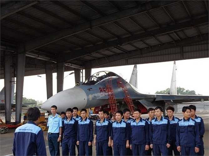 Sau khi hoàn thành nhiệm vụ kiểm tra máy móc, thiết bị, tiếp dầu, treo lắp vũ khí, bộ phận mặt đất bàn giao máy bay cho phi công.