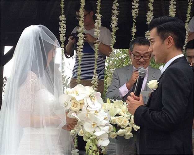 Khải Uy trao nhẫn cho cô dâu trước sự chứng kiến của những người có mặt tại lễ cưới.