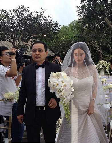 Nam diễn viên Lưu Khải Uy hồi hộp chờ đón cô dâu xinh đẹp.