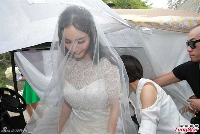 Chú rể Lưu Khải Uy trẻ hơn rất nhiều so với tuổi 40.