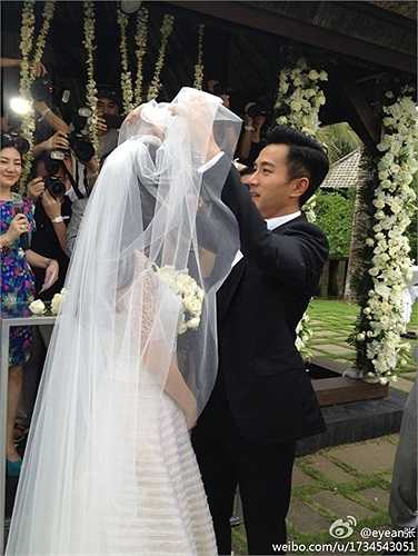 Đây là cặp đôi đầu tiên của điện ảnh Hoa ngữ tổ chức đám cưới trong năm nay.