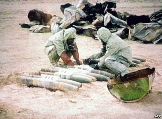 Các thành viên của Liên Hiệp Quốc đang chuẩn bị tiêu hủy khoảng 1.000 lít khí mù tạc tại Iraq. Đây là ảnh chụp tháng 11/1992. 