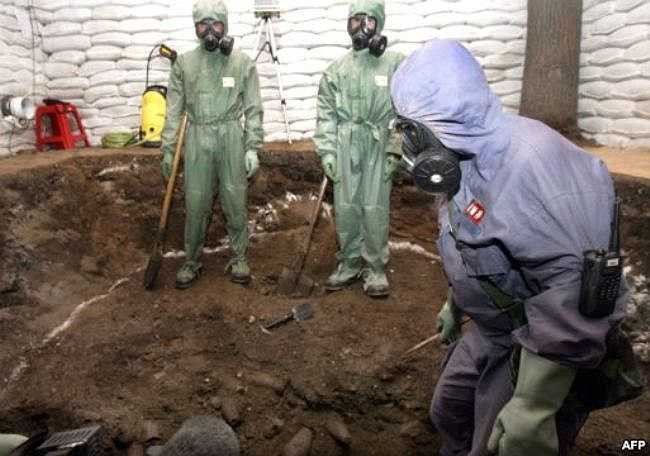 Một đội ngũ tiêu hủy hóa học của Trung Quốc đang đào các quả bom hóa học tại một khu vực gần trường học. Hiện nay, số chất hóa học này vẫn nằm rải rác ở nhiều nơi trên thế giới, trong đó có Việt Nam.