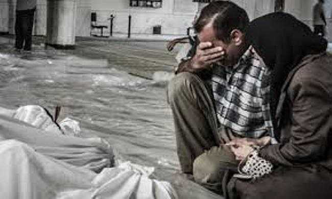 Hình ảnh đôi vợ chồng già khóc thương bên xác con trai, người đã thiệt mạng trong cuộc thảm sát bằng vũ khí hóa học tại thủ đô Damacuss, Syria.