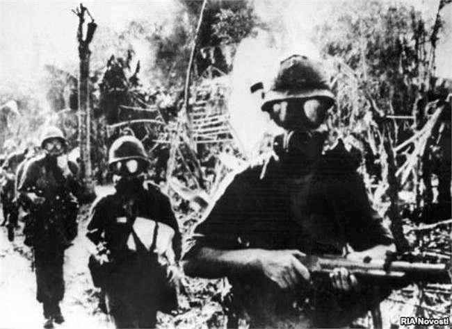 Các binh lính Mỹ đeo mặt nạ chống độc trong cuộc chiến tranh tại Việt Nam.