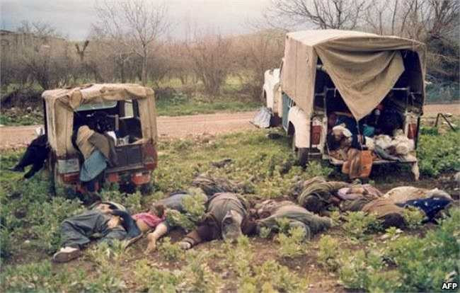 Xác người nằm la liệt ven đường ở thành phố Halabja, Iraq. Được biết, những người này cũng là nạn nhân của vũ khí hóa học.