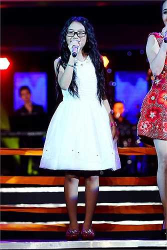 Đoàn Thúy Trang, Phương Mỹ Chi song ca 'Tình yêu màu nắng' rất hấp dẫn.