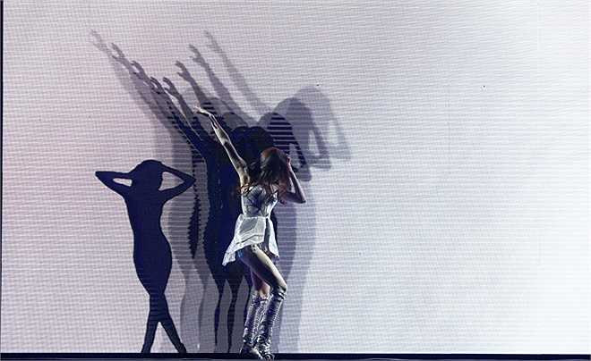 Với màn hình led tạo hiệu ứng về thị giác, Hồ Ngọc Hà biểu diễn vô cùng sống động và hấp dẫn.