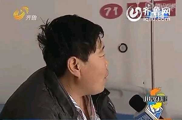 Ông bị rối loạn nội tiết khiến bộ ngực nở nang như phụ nữ, khiến ông rất tự ti mỗi khi đi ra ngoài.