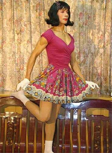 Anh Luo Tao, người Trung Quốc sở hữu một vòng 1 đồ sộ như bơm silicon. Anh Luo Tao chia sẻ, vòng ngực 102cm và vòng eo 72cm của anh là kết quả của 30 năm tập thể dục chăm chỉ. 