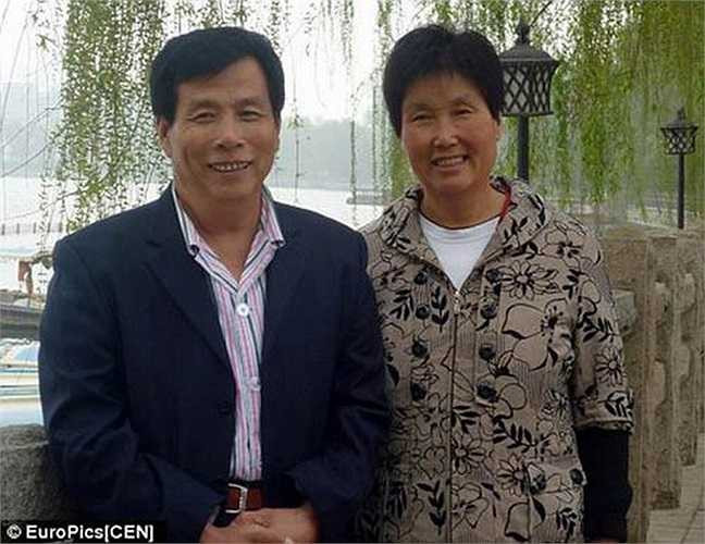 Ông Guo Qingpo và vợ hạnh phúc sau ca phẫu thuật kéo dài 5 tiếng để cắt bỏ ngực khủng.