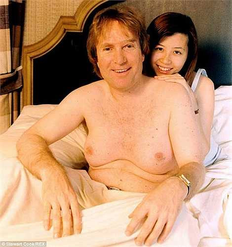 Brian Zembic là một nhà ảo thuật sống ở Las Vegas,Mỹ. Năm 1996, anh và một người bạn đánh cược 100.000 USD để phẫu thuật nâng ngực to như phụ nữ. 