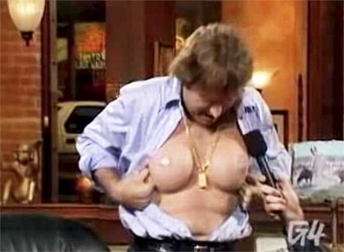 Vì vậy anh đã phẫu thuật nâng ngực và suốt 17 năm vẫn duy trì vòng một đồ sộ này. Mỗi năm, anh Brian lại được trả thêm 10.000 USD. Anh thấy vui vì điều đó.