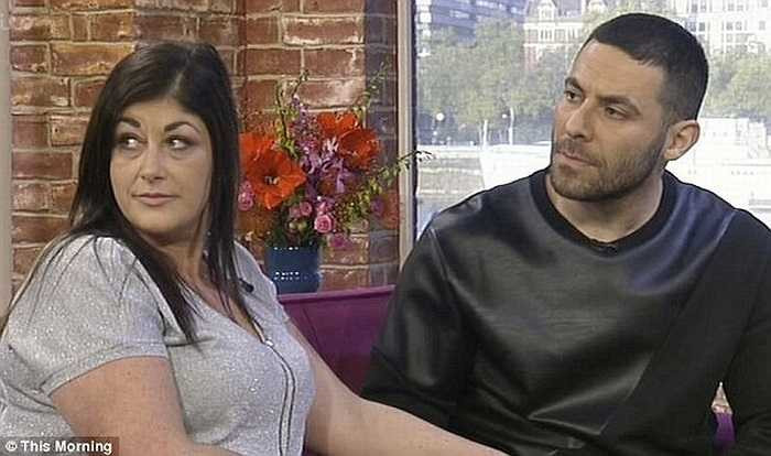 Cho đến năm 25 tuổi, anh quyết định tự tay tiến hành cắt bỏ khối thịt thừa dưới sự trợ giúp của bạn gái anh bởi bệnh viện từ chối phẫu thuật.