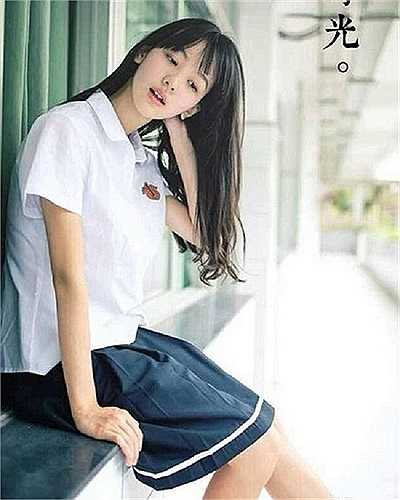 Trần Đô Linh bắt đầu gây chú ý trên nhiều trang mạng Trung Quốc bởi tấm hình thẻ chụp khuôn mặt mộc thon dài, thanh tú. 