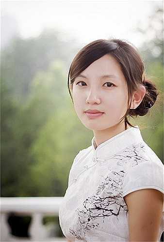 'Người mẫu' trong 246 bức hình nhận được vô số lời tán thưởng bởi vẻ đẹp trong sáng, dịu dàng, không cần trang điểm, chỉnh mặt chữ V, nhuộm tóc hay đeo kính giãn tròng.