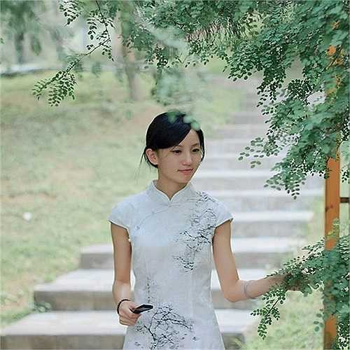 Cô gái trong ảnh chính là bạn gái của Lý Dương Dương, tên là Triệu Khiết Quỳnh, sinh năm 1990, tốt nghiệp Đại học Khoa học công nghệ Cáp Nhĩ Tân chuyên ngành khoa học kỹ thuật máy tính năm 2012.