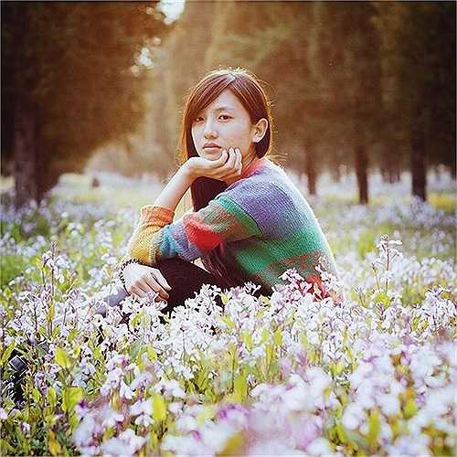 Nhiều bạn trẻ không tiếc lời khen vẻ đẹp mộc mạc của Triệu Khiết Quỳnh khi bình luận: 'Thì ra dân IT cũng có mỹ nữ', đồng thời tỏ ra hâm mộ cô gái vì có người yêu chụp ảnh đẹp thế.