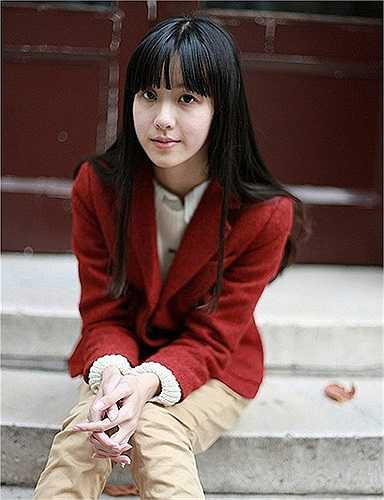 Cô có khuôn mặt rất trong sáng, thánh thiện. 