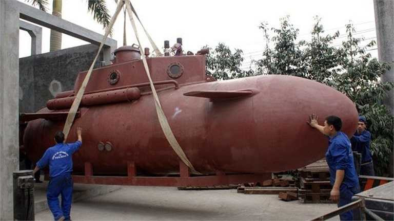 'Sau khi đã vào trong bể nước hoàn toàn, công đoạn cuối cùng của những người thợ sẽ là lấp kín cửa vào của bể nước và sau đó là thử nghiệm tàu trong môi trường nước. Mục đích của việc thử nghiệm dưới nước này sẽ có thể kiểm tra khả năng hoạt động của con tàu trong môi trường nước'. – ông Hòa cho biết thêm.