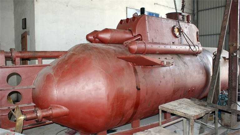 Những ống dọc thân tàu được ông Hòa chia sẻ là nơi để lắp các dụng cụ của hệ thống không khí tuần hoàn AIP. 