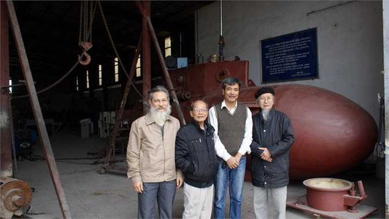 Ông Hòa dự kiến, công đoạn lấp kín bể nước này sẽ mất 1 – 2 ngày, sau đó đích thân ông sẽ vận hành con tàu trong bể thử nghiệm, dự kiến đầu tuần tiếp theo sẽ có kết quả cuối cùng. (Ông Hòa thứ hai từ phải sang cùng các nhà nghiên cứu đến thăm con tàu). 