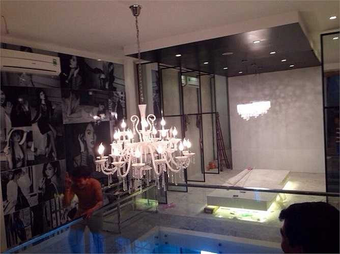 Rất ít xuất hiện trên sàn diễn thời trang, Ngọc Trinh tập trung chủ yếu cho <a href='https://vtcnews.vn/kinh-te.1.0.html' >kinh doanh</a>.