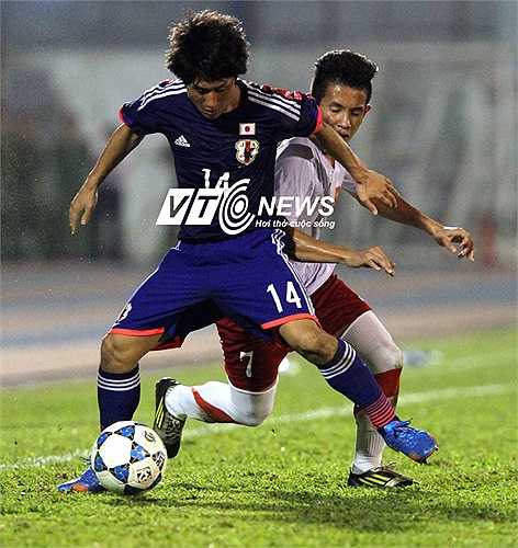 Hàng thủ U19 Việt Nam liên tục bị xé toang theo nhiều cách khách nhau. Từ trung lộ...