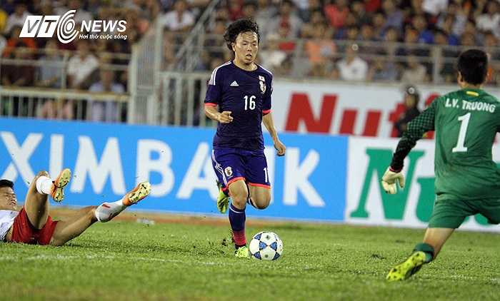 Và trong vòng 20 phút, lưới thủ thành Văn Trường 4 lần rung lên.